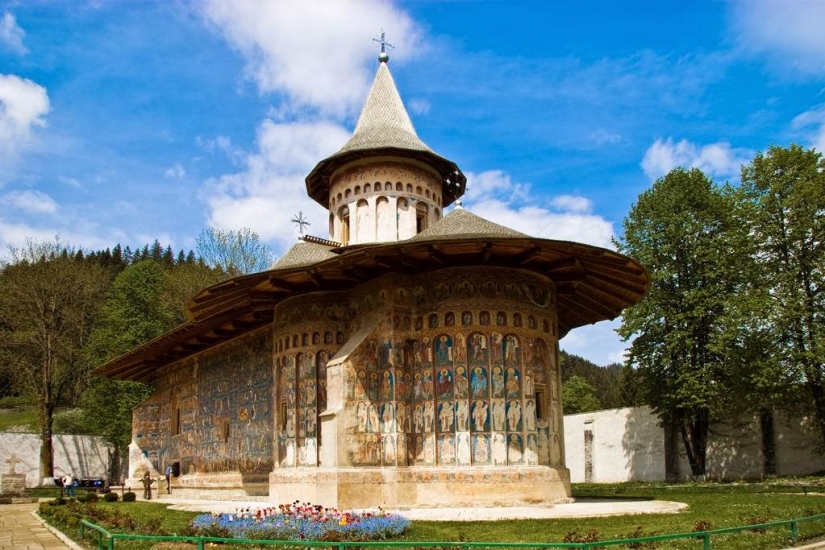 Monasterios en Rumania, donde los frescos asombrosos no están adentro, sino afuera