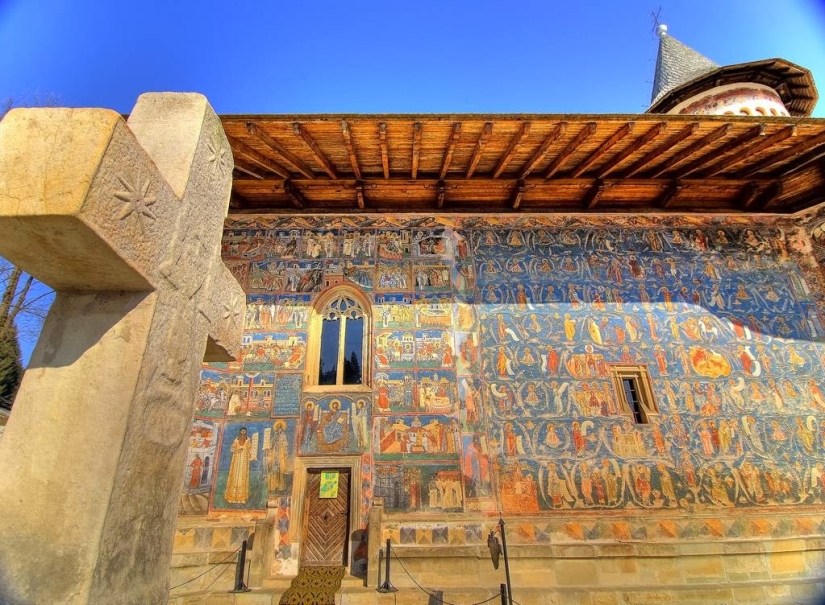 Monasterios en Rumania, donde los frescos asombrosos no están adentro, sino afuera