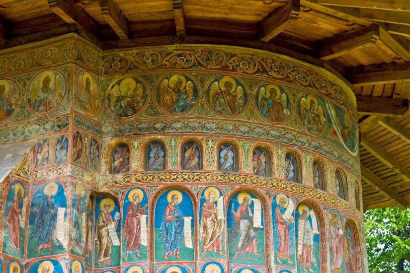 Monasterios en Rumania, donde los frescos asombrosos no están adentro, sino afuera