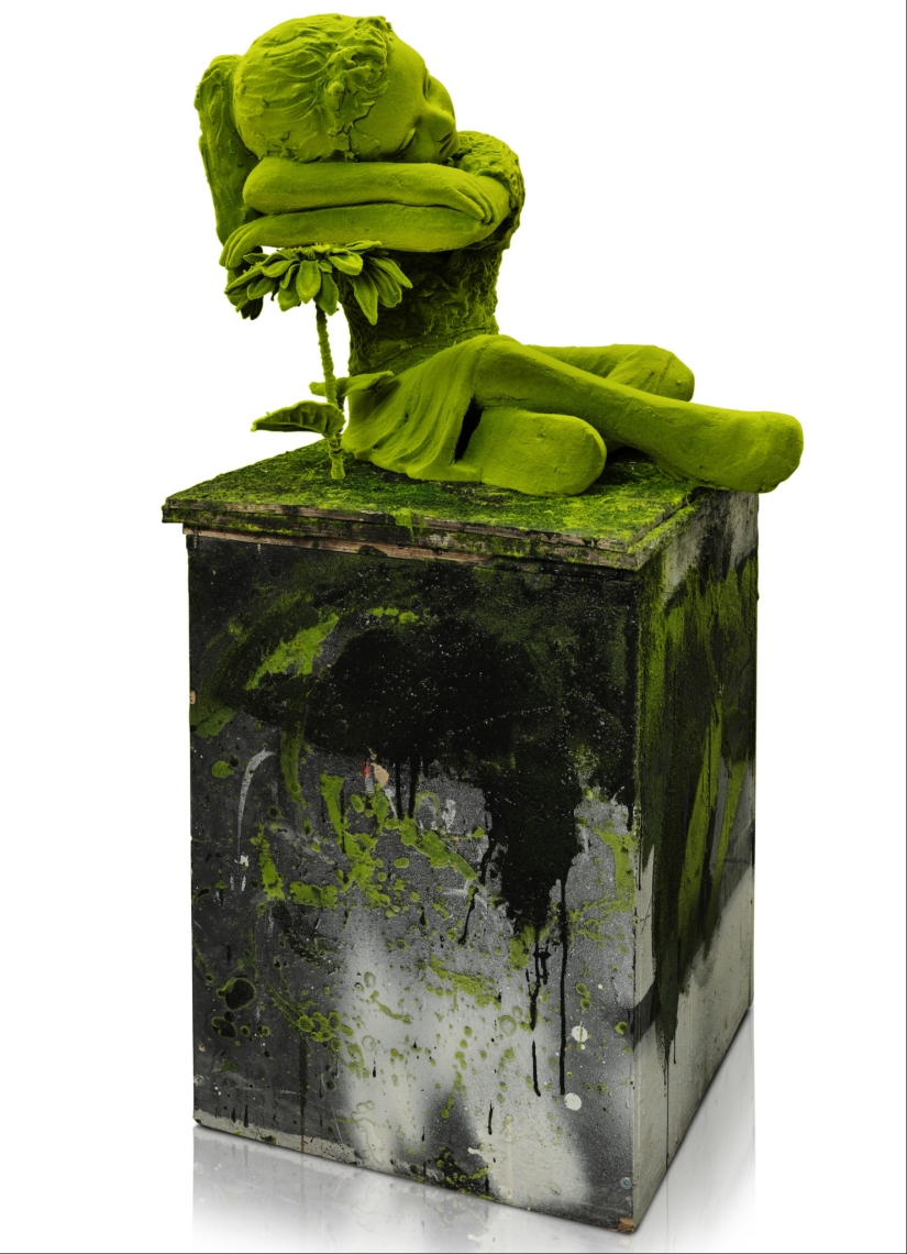 Mossy Figures Wander Through Woodlands and City Streets in Kim Simonsson’s Flocked Ceramic Sculptures Mossy Figures Wander Through Woodlands and City Streets in Kim Simonsson’s Flocked Ceramic Sculptures