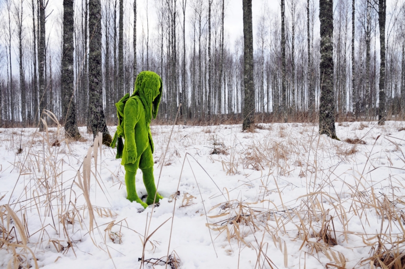 Mossy Figures Wander Through Woodlands and City Streets in Kim Simonsson’s Flocked Ceramic Sculptures Mossy Figures Wander Through Woodlands and City Streets in Kim Simonsson’s Flocked Ceramic Sculptures