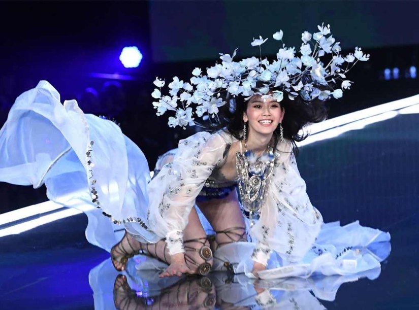 Moviéndose hacia abajo: 7 modelos famosos que cayeron en la pasarela