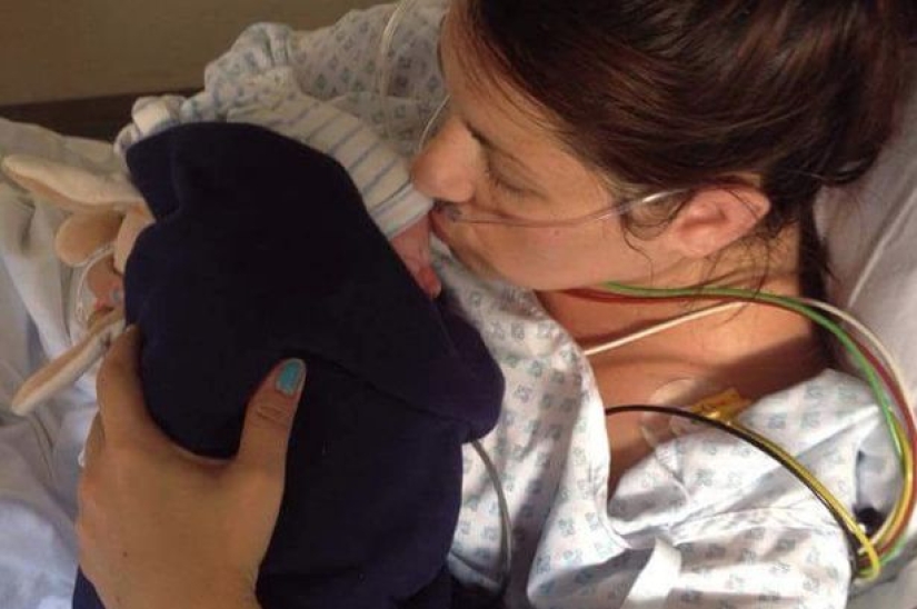 Mujer británica de 32 años se despidió de su hijo muerto durante 15 días