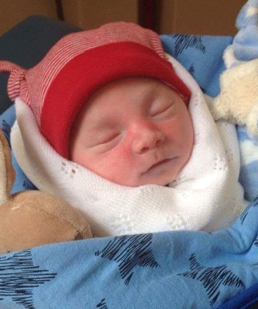 Mujer británica de 32 años se despidió de su hijo muerto durante 15 días