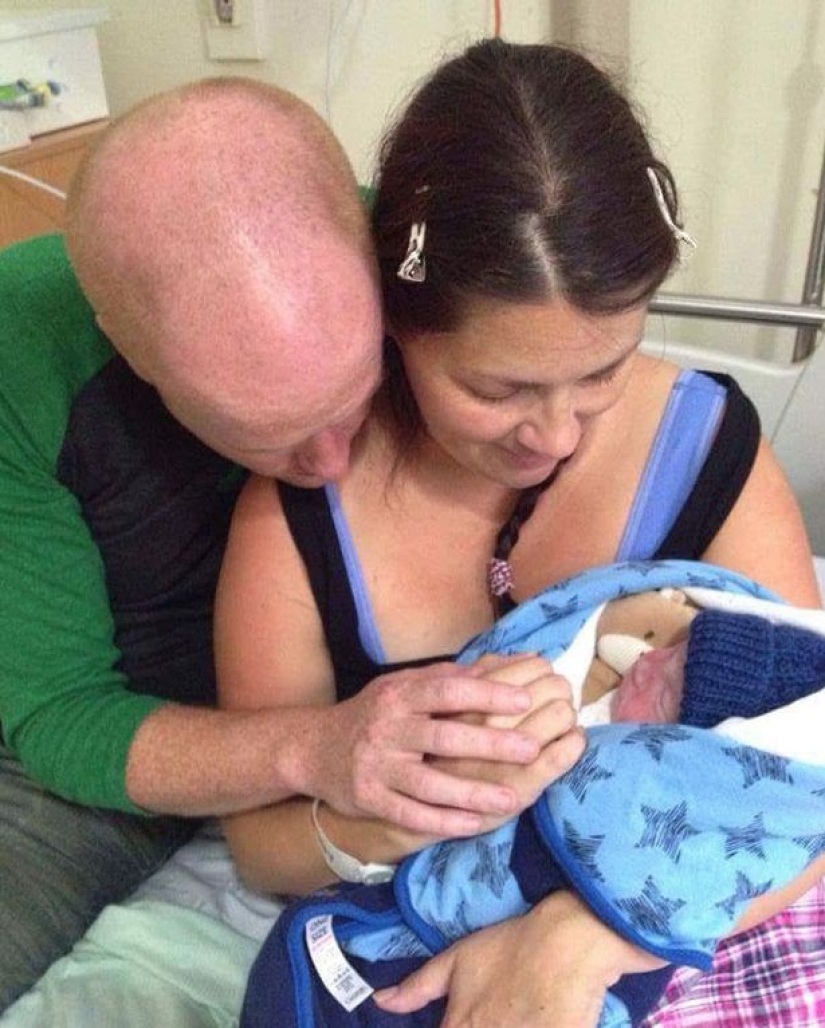 Mujer británica de 32 años se despidió de su hijo muerto durante 15 días