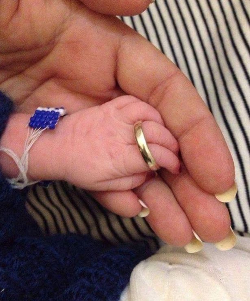 Mujer británica de 32 años se despidió de su hijo muerto durante 15 días