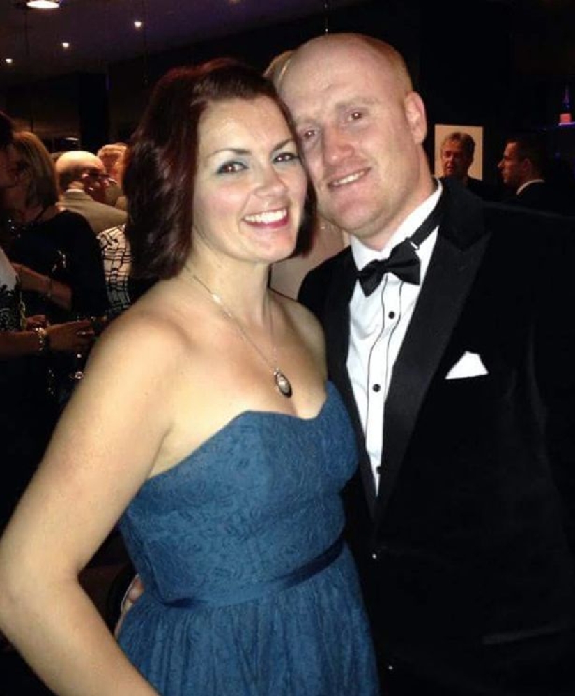 Mujer británica de 32 años se despidió de su hijo muerto durante 15 días