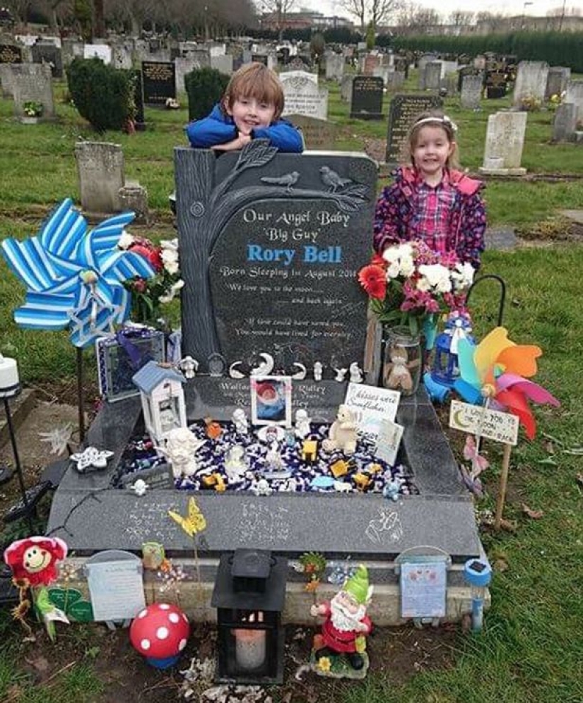 Mujer británica de 32 años se despidió de su hijo muerto durante 15 días