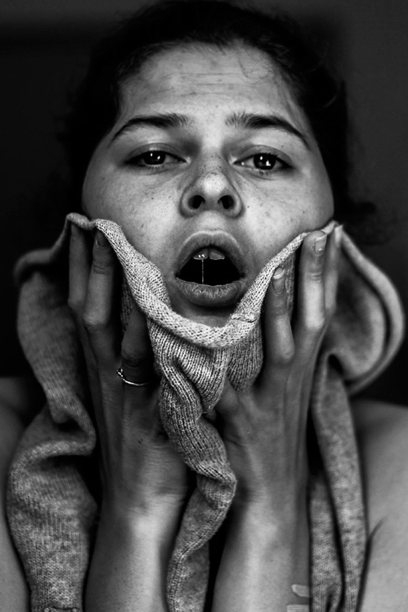 Mujer holandesa hospitalizada con depresión documenta su experiencia en sorprendentes autorretratos