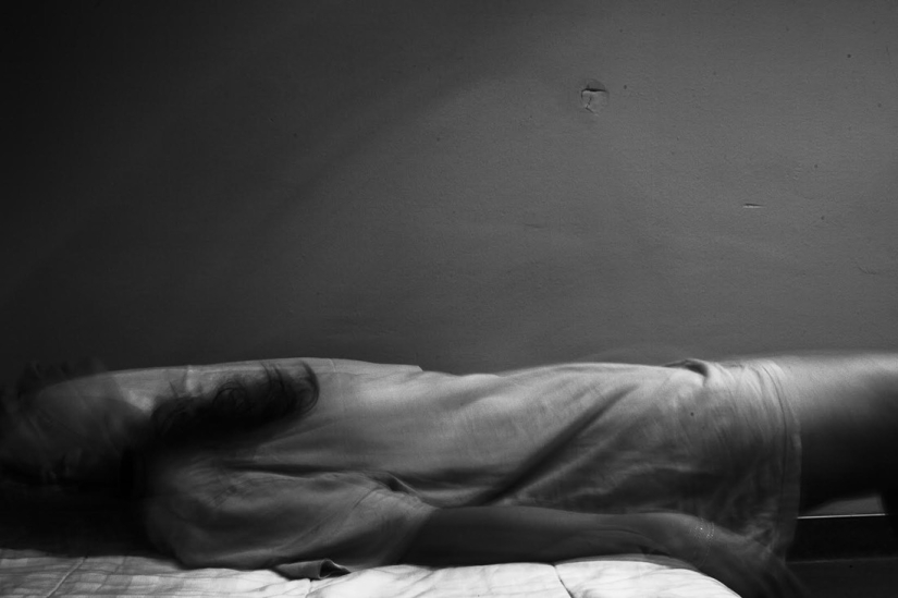 Mujer holandesa hospitalizada con depresión documenta su experiencia en sorprendentes autorretratos