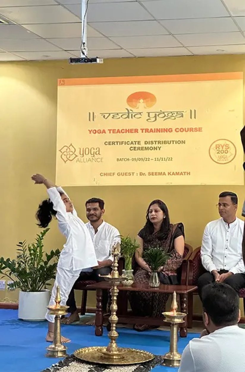 Mujer india de 7 años se convierte en la instructora de yoga más joven del mundo Mujer india de 7 años se convierte en la instructora de yoga más joven del mundo