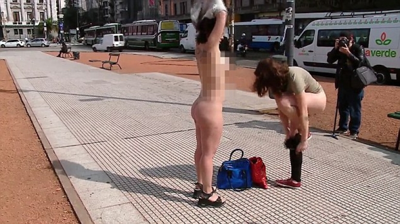 Mujeres desnudas frente al parlamento argentino para demostrar que no son cosas