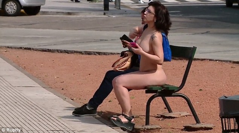 Mujeres desnudas frente al parlamento argentino para demostrar que no son cosas