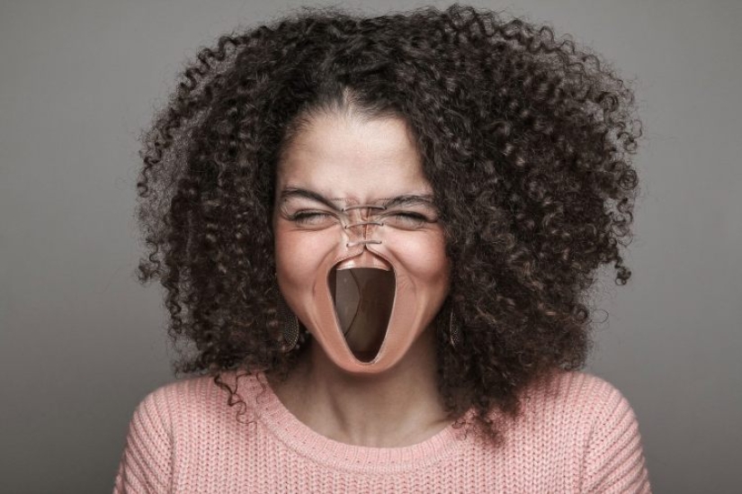 My feet are in my mouth: why did the photographer cross portraits of people and pictures of shoes
