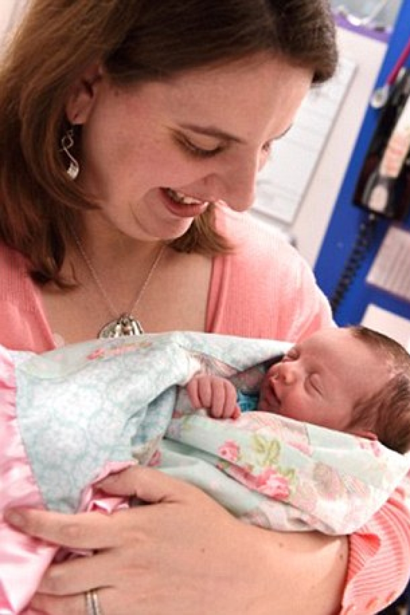 Nacido dos veces: los médicos sacaron al bebé del útero para operarlo y traerlo de vuelta