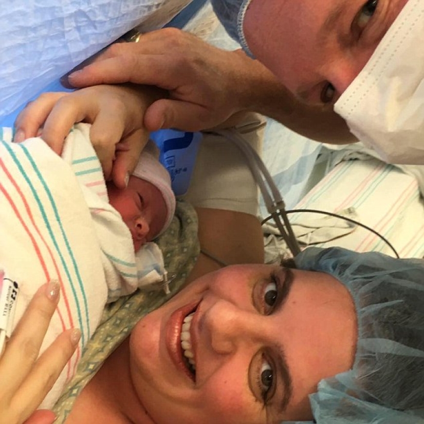 Nacido dos veces: los médicos sacaron al bebé del útero para operarlo y traerlo de vuelta