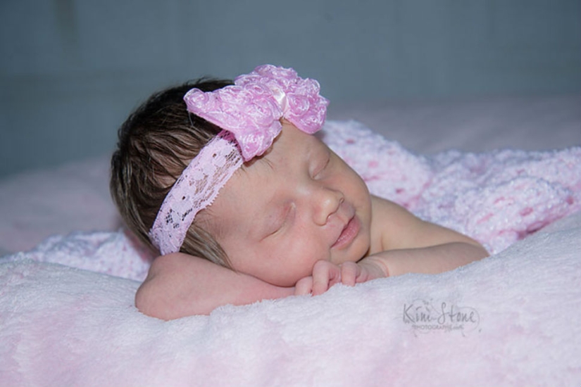 Newborn smiles in her sleep in the "embrace" of the gloves of the deceased father Newborn smiles in her sleep in the "embrace" of the gloves of the deceased father