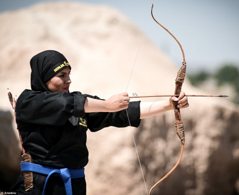 Ninja en hiyab: cómo las mujeres iraníes aprenden artes marciales en el desierto