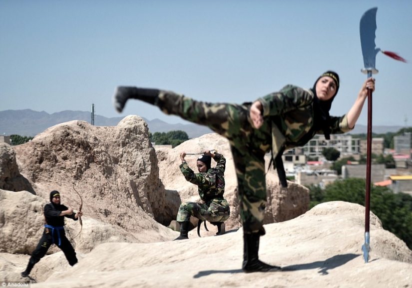Ninja en hiyab: cómo las mujeres iraníes aprenden artes marciales en el desierto