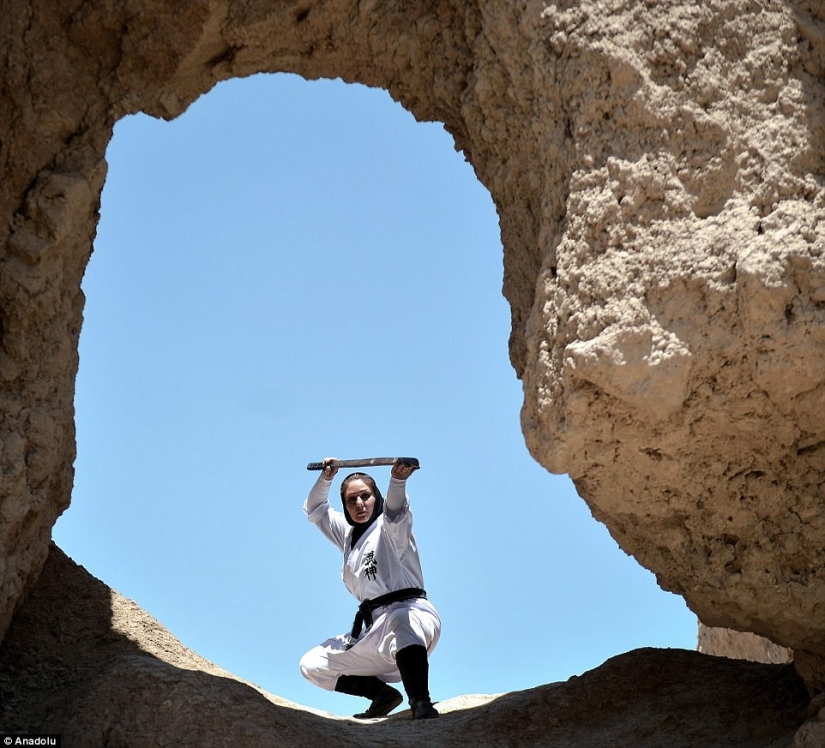 Ninja en hiyab: cómo las mujeres iraníes aprenden artes marciales en el desierto