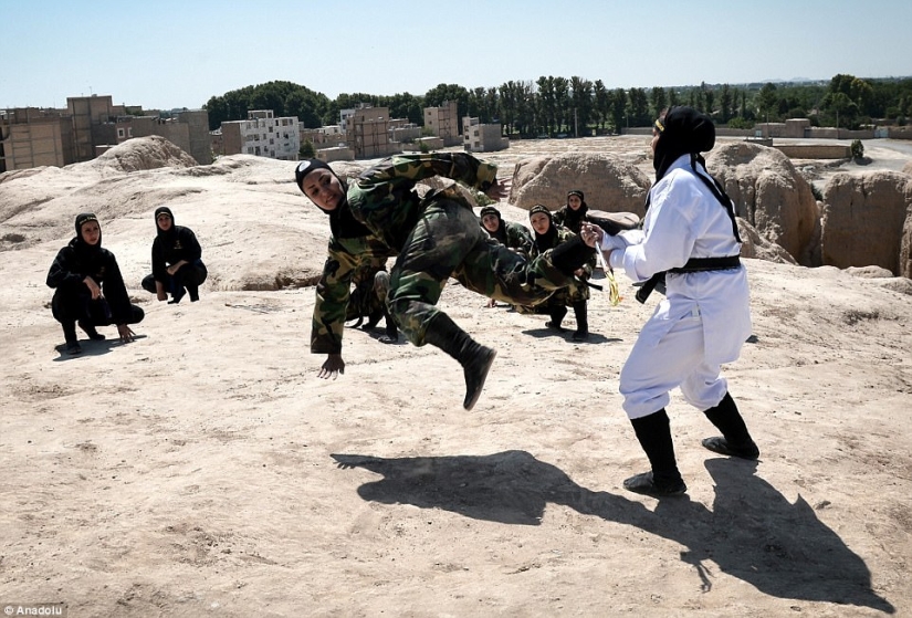 Ninja en hiyab: cómo las mujeres iraníes aprenden artes marciales en el desierto