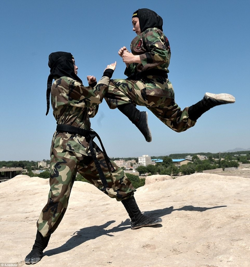 Ninja en hiyab: cómo las mujeres iraníes aprenden artes marciales en el desierto