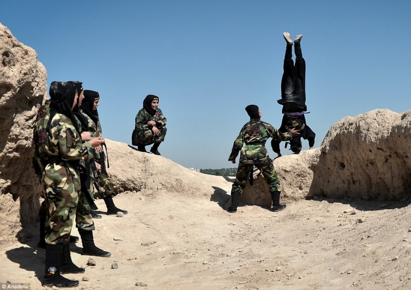 Ninja en hiyab: cómo las mujeres iraníes aprenden artes marciales en el desierto