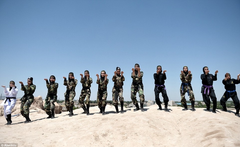 Ninja en hiyab: cómo las mujeres iraníes aprenden artes marciales en el desierto