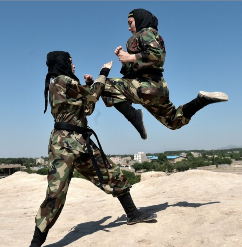 Ninja en hiyab: cómo las mujeres iraníes aprenden artes marciales en el desierto