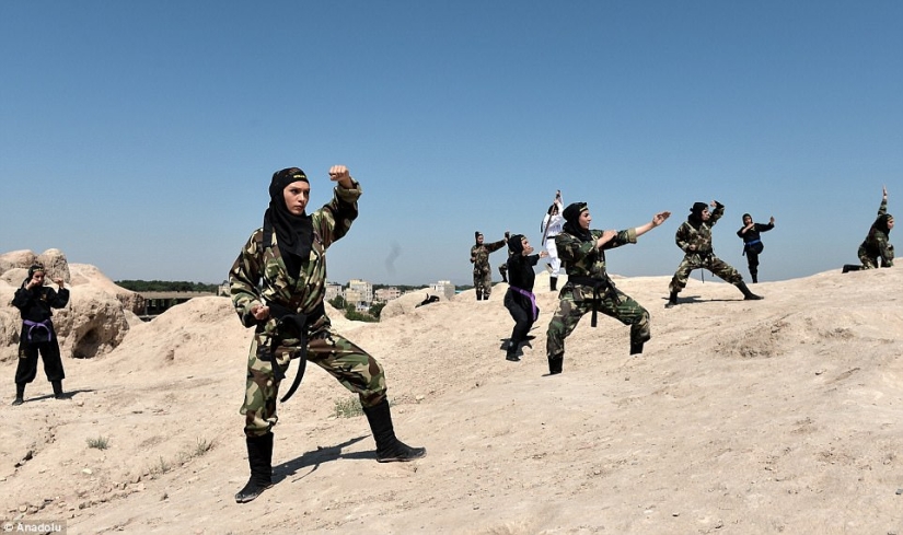 Ninja en hiyab: cómo las mujeres iraníes aprenden artes marciales en el desierto