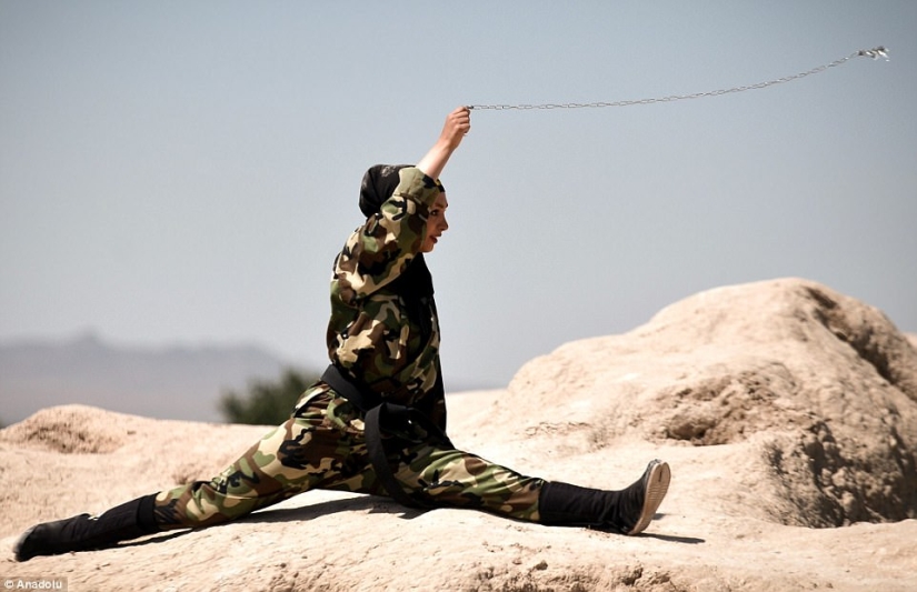 Ninja en hiyab: cómo las mujeres iraníes aprenden artes marciales en el desierto