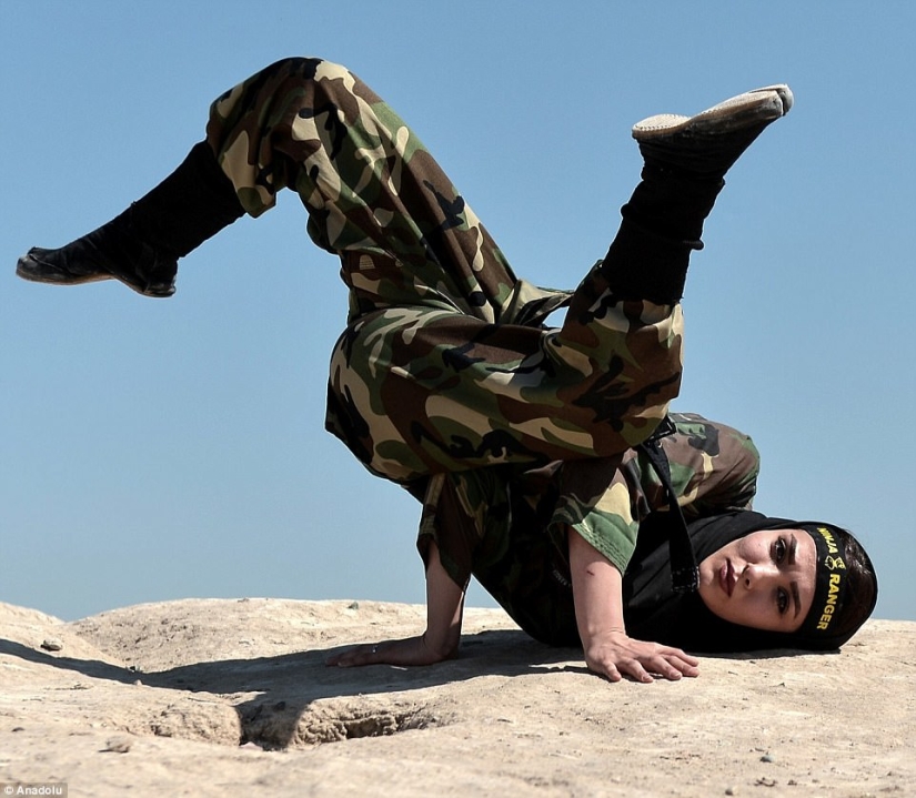 Ninja en hiyab: cómo las mujeres iraníes aprenden artes marciales en el desierto