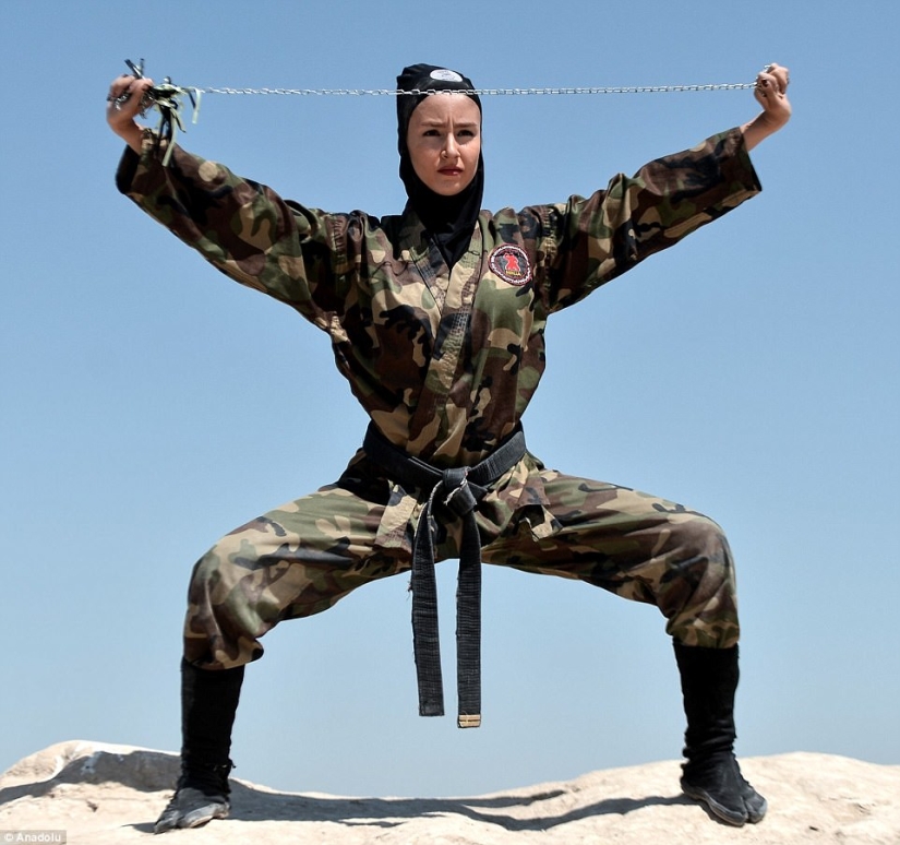 Ninja en hiyab: cómo las mujeres iraníes aprenden artes marciales en el desierto