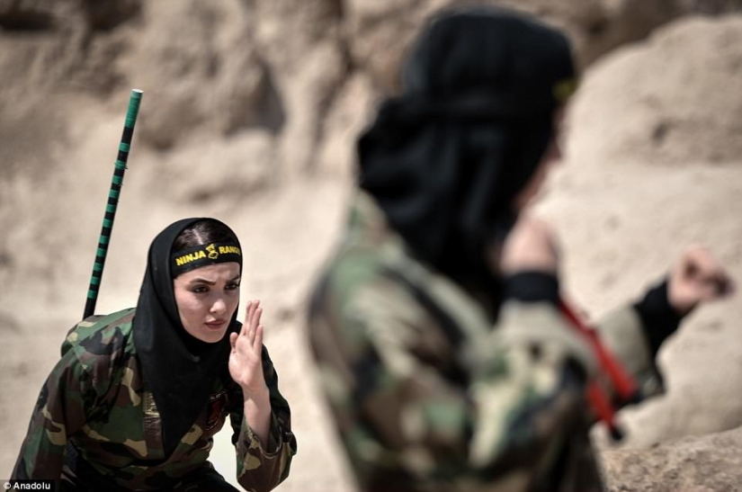 Ninja en hiyab: cómo las mujeres iraníes aprenden artes marciales en el desierto