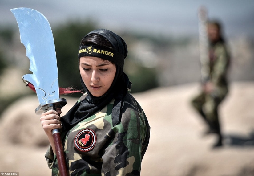 Ninja en hiyab: cómo las mujeres iraníes aprenden artes marciales en el desierto