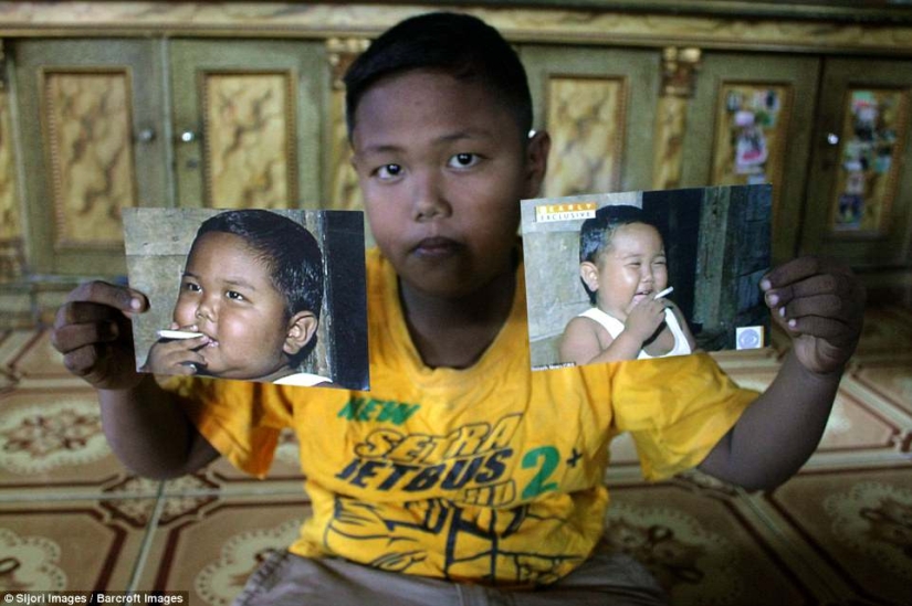 Niño de dos años de Indonesia dejó de fumar