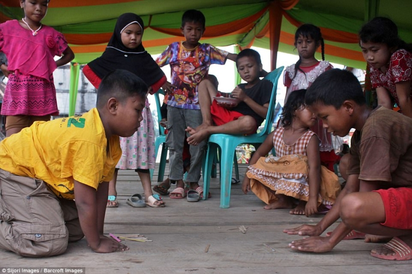 Niño de dos años de Indonesia dejó de fumar
