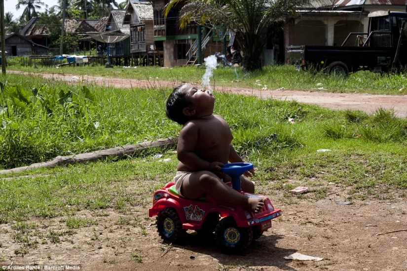 Niño de dos años de Indonesia dejó de fumar