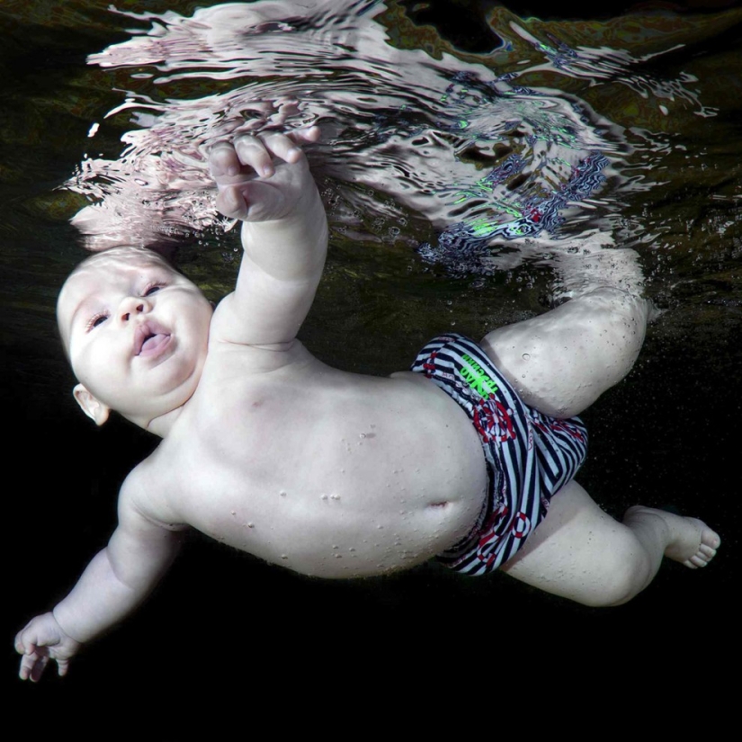 Niños ucranianos felices bajo el agua