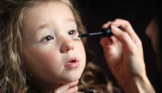 "No hay pervertidos mirándola allí": mamá dice que su hija de 3 años está obsesionada con los concursos de belleza