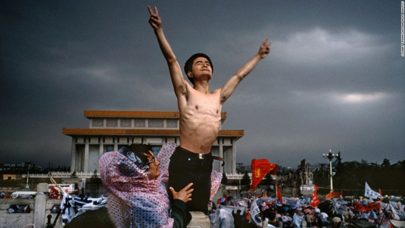 Nonviolent Resistance: A photo from Baton Rouge that the whole internet is talking about now