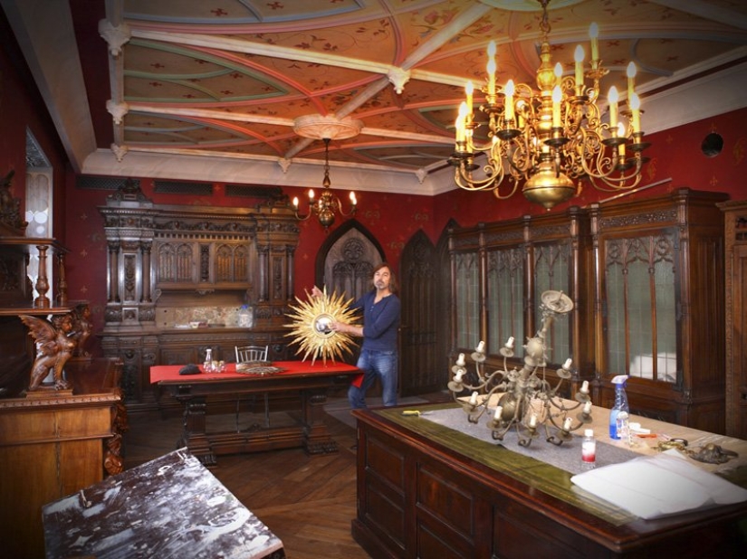 Not presented, but painted: Nikas Safronov's 15-room mansion in the center of Moscow