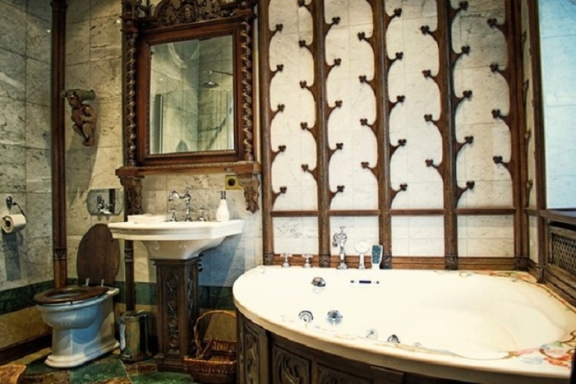 Not presented, but painted: Nikas Safronov's 15-room mansion in the center of Moscow