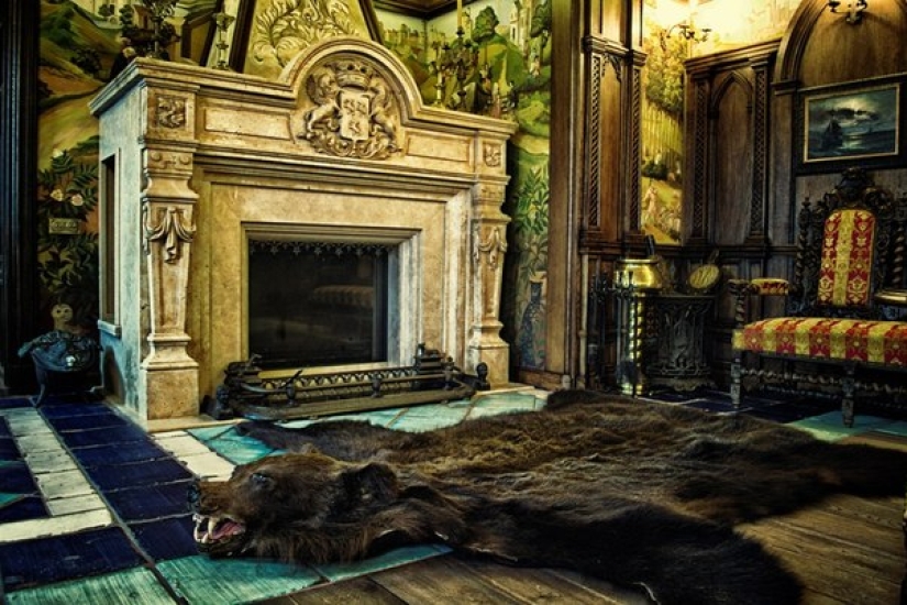 Not presented, but painted: Nikas Safronov's 15-room mansion in the center of Moscow