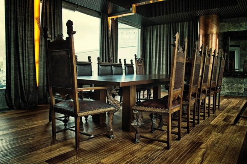 Not presented, but painted: Nikas Safronov's 15-room mansion in the center of Moscow