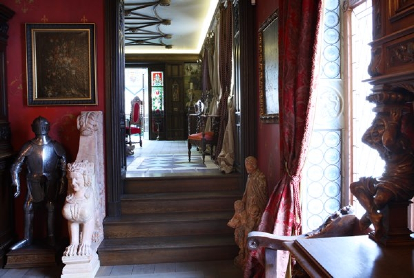 Not presented, but painted: Nikas Safronov's 15-room mansion in the center of Moscow