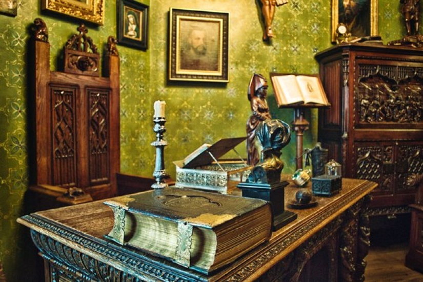 Not presented, but painted: Nikas Safronov's 15-room mansion in the center of Moscow