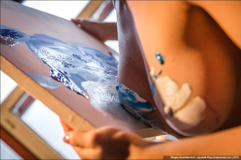 Nude painting: this girl paints pictures with her breasts! Nude painting: this girl paints pictures with her breasts!