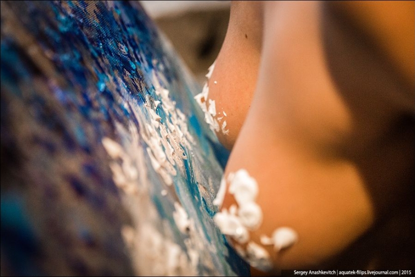 Nude painting: this girl paints pictures with her breasts! Nude painting: this girl paints pictures with her breasts!