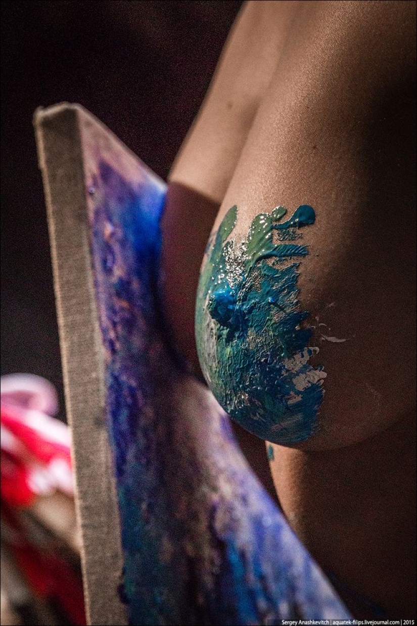 Nude painting: this girl paints pictures with her breasts! Nude painting: this girl paints pictures with her breasts!